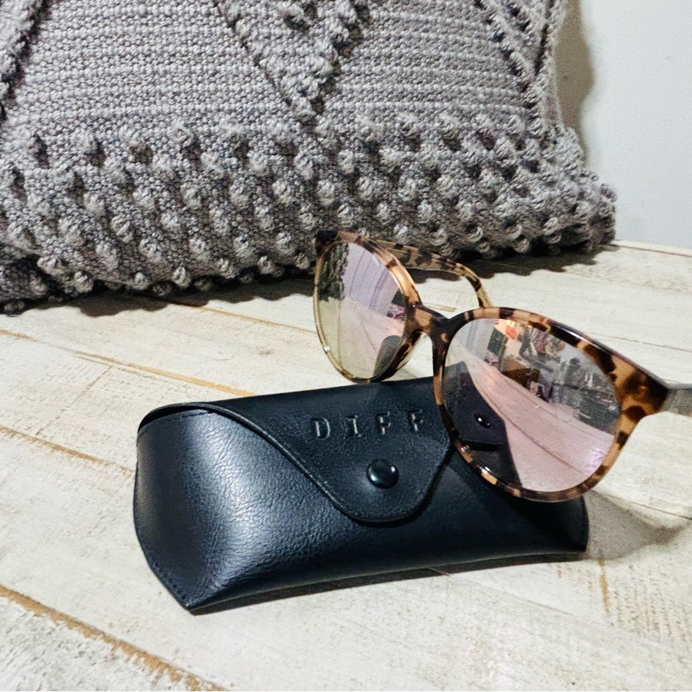 ❤️Make A Difference Cosmo Sunglasses w/ Case - Picture 2 of 9